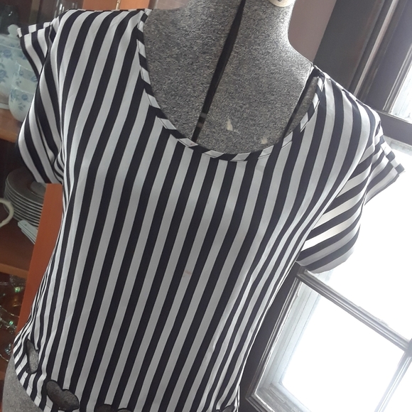 Size XS striped cute out heart shaped cropped top - Picture 7 of 11